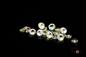 Dix-neuf saphirs multicolores pâles ronds. 3.67 cts. Diam. moy.: 3.35mm