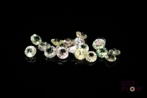 Dix-neuf saphirs multicolores ronds. 3.56 cts. Diam. moy.: 3.5mm