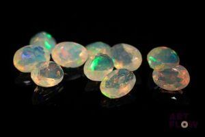 Dix opales facettées blanches ovales. Beaux éclats de couleur. 5.07 cts. Dims. moy.: 7.0mm x 5.0mm