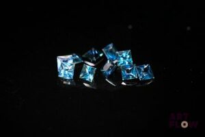 Dix saphirs carrés à pans vifs. 1.77 ct. Dims. moy.: 3.0mm x 3.0mm