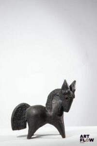 Dominique POUCHAIN (Né en 1956) Cheval Sculpture en céramique à couverte sombre patinée et partiellement incisée. Hauteur : 25,5 cm x Longueur : 32 cm x Largeur 13 cm environ. Un infime accident sous l'un des sabots.