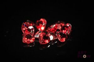 Douze grenats coeurs. Probablement Mozambique. 7.38 cts. Dims. moy.: 5.0mm x 5.0mm