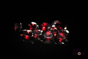 Douze grenats ovales. 11.24 cts. Dims. moy.: 7.0mm x 5.0mm