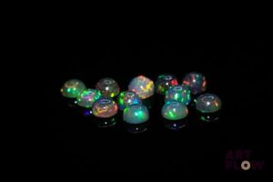 Douze opales noires cabochons ronds. 4.53 cts. Diam. moy.: 5.0mm