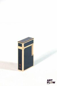 DUPONT Briquet en métal doré et laque de chine. Dans son écrin 6 x 3,5 cm environ Bon état général malgré quelques légers défauts (petites oxydations)