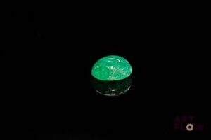 Émeraude cabochon ovale. Inclusions. 1.28 ct. 7.5mm x 6.0mm