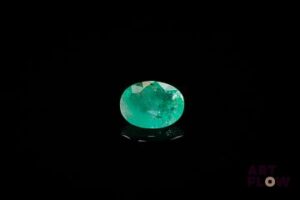 Émeraude ovale. Belle couleur. 1.23 ct. 8.4mm x 7.0mm