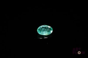 Émeraude ovale. Non chauffée. 0.54 ct. 7.0mm x 5.0mm