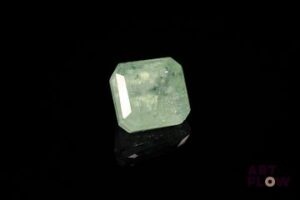 Émeraude pâle rectangulaire à pans coupés. Jolie couleur, jardins. 4.22 cts. 9.4mm x 8.6mm