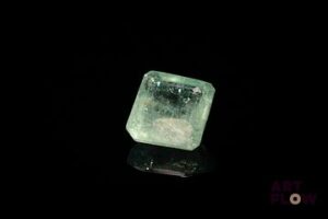 Émeraude rectangulaire à pans coupés. 4.64 cts. 10.0mm x 9.6mm
