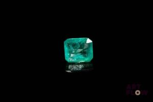 Émeraude rectangulaire à pans coupés. Belle couleur, jardins, givres. 1.51 ct. 7.1mm x 6.1mm