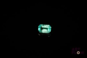 Émeraude rectangulaire à pans coupés. Très belle couleur, givres, non chauffée. 0.46 ct. 6.0mm x 3.5mm