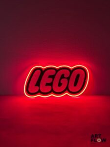 Enseigne lumineuse Lego rouge Dimensions : 25 x 48 cm Fonctionnelle