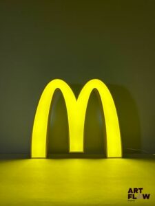 Enseigne lumineuse Mcdonald Dimensions : 45 x 55 cm Cassée