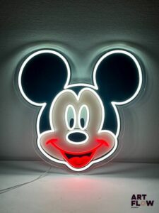 Enseigne lumineuse Mickey. Dimensions : 53 x 51 cm Fonctionnelle - État général excellent. Fourni avec son alimentation murale.