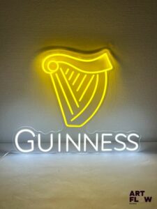 Enseigne lumineuse plexiglas publicitaire Guinness. Dimensions : 47 x 60 cm Fonctionnelle - État général excellent. Fourni avec son alimentation murale.