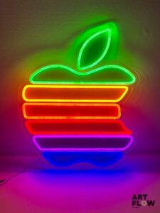 Enseigne lumineuse publicitaire Apple. Dimensions : 53 x 42 cm Fonctionnelle - État général excellent. Fourni avec son alimentation murale.