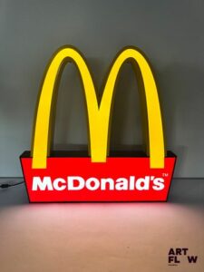 Enseigne lumineuse publicitaire Mcdonald. Dimensions : 54 x 55 cm Fonctionnelle - État général excellent. Fourni avec son alimentation murale.