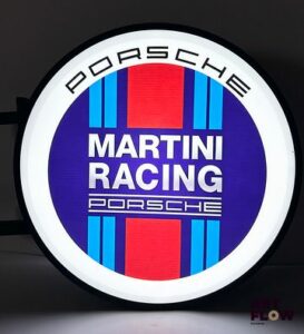 Enseigne lumineuse publicitaire Porsche Martini Racing. Diamètre : 42 cm Fonctionnelle - État général excellent. Fourni avec son alimentation murale.