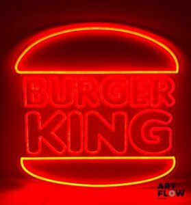 Enseigne lumineuse publicitaire sur plexiglas Burger King. Dimensions : 60 x 59,5 cm Fonctionnelle - État général excellent. Fourni avec son alimentation murale.