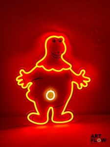 Enseigne lumineuse publicitaire sur plexiglas Casimir. Dimensions : 50 x 41 cm Fonctionnelle - État général excellent. Fourni avec son alimentation murale.