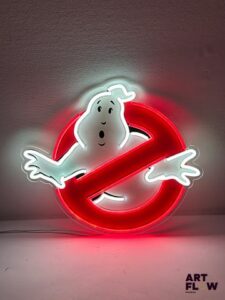 Enseigne lumineuse publicitaire sur plexiglas Ghost Buster. Dimensions : 44 x 51 cm Fonctionnelle - État général excellent. Fourni avec son alimentation murale.