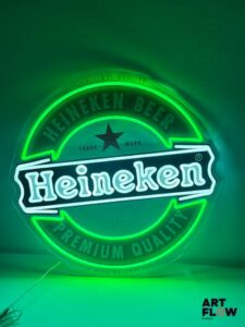 Enseigne lumineuse publicitaire sur plexiglas Heineken. Diamètre : 60 cm Fonctionnelle - État général excellent. Fourni avec son alimentation murale.