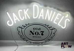 Enseigne lumineuse publicitaire sur plexiglas Jack Daniels. Dimensions : 39 x 60 cm Fonctionnelle - État général excellent. Fourni avec son alimentation murale.