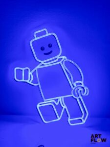 Enseigne lumineuse publicitaire sur plexiglas Lego. Dimensions : 53 x 35 cm Fonctionnelle - État général excellent. Fourni avec son alimentation murale.