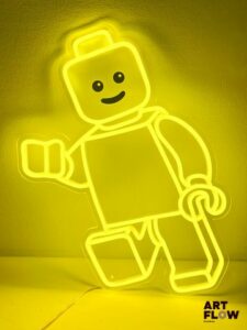Enseigne lumineuse publicitaire sur plexiglas Lego. Dimensions : 53 x 35 cm Fonctionnelle - État général excellent. Fourni avec son alimentation murale.