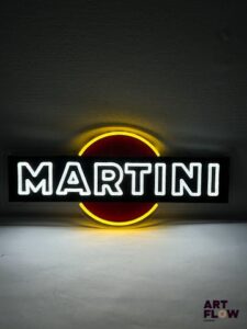 Enseigne lumineuse publicitaire sur plexiglas Martini. Dimensions : 27 x 61 cm Fonctionnelle - État général excellent. Fourni avec son alimentation murale.