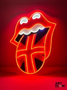 Enseigne lumineuse publicitaire sur plexiglas Rolling Stones. Dimensions : 54 x 43 cm Fonctionnelle - État général excellent. Fourni avec son alimentation murale.