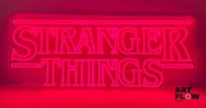 Enseigne lumineuse publicitaire sur plexiglas Stranger Things. Dimensions : 32 x 80 cm Fonctionnelle - État général excellent. Fourni avec son alimentation murale.