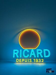 Enseigne lumineuse Ricard Dimensions : 55 x 60 cm Fonctionnelle (leds manquantes au niveau des chiffres)