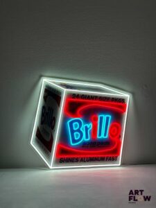 Enseigne lumineuse sur plexiglas Brillo Andy Warhol Dimensions : 55 x 59 cm Fonctionnelle