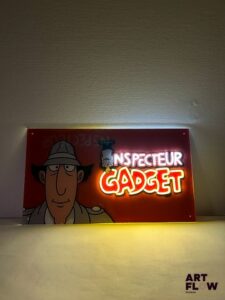 Enseigne neon sur plexiglass Inspecteur Gadget Dimensions : 39 x 70 cm Fonctionnelle