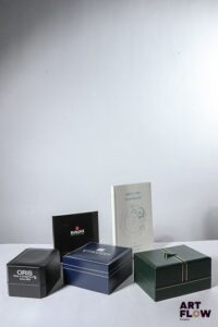 Ensemble comprenant : - Boîte à montre GIVENCHY - Boîte à montre ORIS - Un écrin - Deux manuels d'utilisation Rado et Breitling Dimensions : 10 x 10 x 5,5 cm pour la plus grande