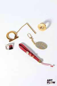 Ensemble comprenant des portes clés et autres goodies de marques tel que LOUIS VUITTON et GUCCI Longueur : 11 cm pour le porte clés