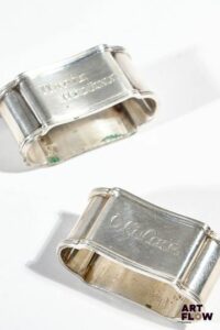 Ensemble de 2 ronds de serviette en argent 835/1000. L'un avec cartouche gravé "Olivier" et l'autre "Marie Helène". Poids : 49,46 g pour l'un et 48,04 g pour l'autre Largueur : 6 cm