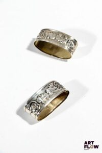 Ensemble de 2 ronds de serviette en argent à décor de lapin et coquille et cartouche gravé "Olivier" sur l'un et "M. Helene" sur l'autre. Largueur : 4 cm Poids : 5,39 g pour l'un et 6,22 g pour l'autre