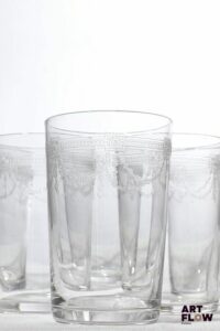 Ensemble de 6 verres en cristal à décor néoclassique H. 10 cm ; D. 6,5 cm Bon état général malgré quelques légers défauts (Rayures d'usage, bulles)