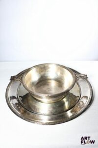 Ensemble de plats à décor de rubans dont Christofle et attribué à Christofle comprenant : - un plateau rectangulaire (L.29 x 38 cm) - un plateau ovale (L.33 x L.48 cm) - un plateau ovale creux (L.23 x L.34 cm) - un plat creux à anses (Diam anses comprises : 35 cm) - un plateau rond (D. 40,5 cm) - une assiette (D. 30,5 cm) Bon état général malgré quelques défauts (usures d'usage)