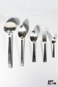 ERCUIS Ménagère en métal argenté comprenant : - 12 couverts (12 fourchettes et 12 cuillères) - 12 petites cuillères - 1 louche Dans son écrin d'origine.