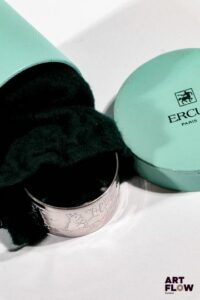 ERCUIS Rond de serviette en métal argenté à décor d'une frise aux lapins H.2,5 cm Dans sa boîte