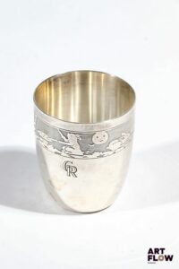ERCUIS Une timbale en métal argenté à décor d'une frise aux lapins H. 7,5 cm Chiffré