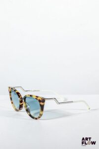 FENDI Lunettes de soleil avec monture en résine et métal argenté, verres bleus, inscription de la marque sur les branches