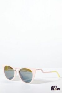 FENDI Lunettes de soleil en résine rose, monture en métal argenté, inscription de la marque sur les branches