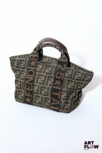 FENDI Petit sac cabas en toile monogrammée. Dim. : Larg. : 24 cm. Haut. 17,5 cm. Petites usures d'usage et petites tâches.