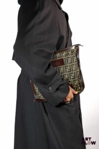 FENDI Pochette en toile monogrammée et cuir. Fermeture zippée. Dim. 30 x 33 cm Petites usures et fils tirés