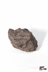 Fragment de météorite. Poids : 1214 gr. Dimensions : 10 x 9 cm environ